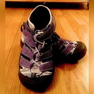 SOLD… KEEN Girls Purple Newport Sandals. Girls Size 3 or WN’s Size 4.5/5